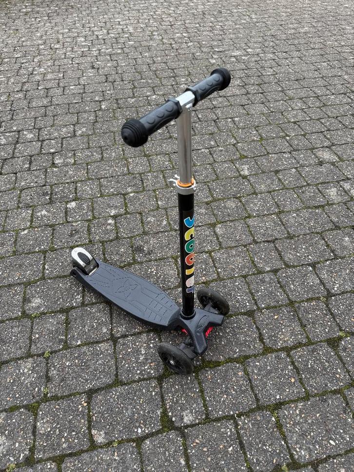 Zwarte kinderstep met lichtjes, Fietsen en Brommers, Steps, Gebruikt, Gewone step, Ophalen