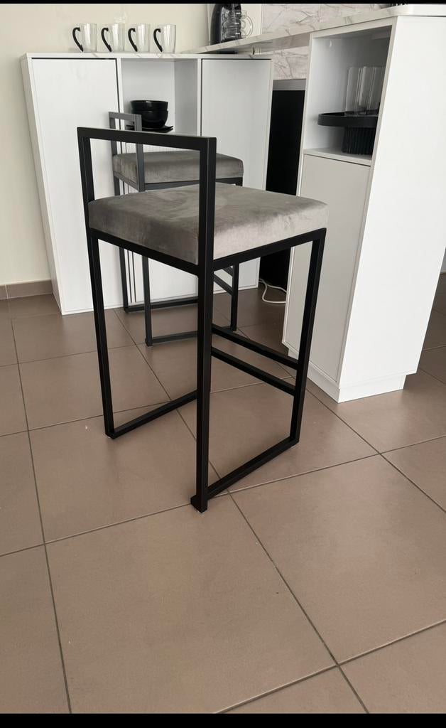 Set van 2 design barkrukken in grijs fluweel, zwart metaal, Huis en Inrichting, Barkrukken, Zo goed als nieuw, Metaal, 2 krukken