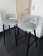 2 Lichtgrijze Suede Barkrukken barstoelen met Houten Poten, Ophalen, Gebruikt