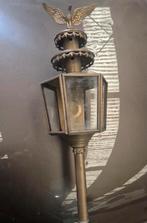 grote antieke koperen koetslantaarn met een adelaar