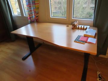 Bureau verstelbaar in hoogte beschikbaar voor biedingen