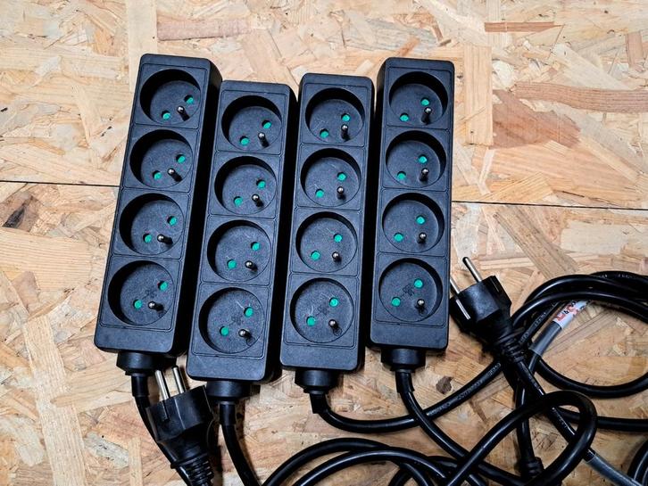 Set van 4 stekkerdozen, Muziek en Instrumenten, Kabels en Stekkers, Zo goed als nieuw, Apparatuur, Ophalen of Verzenden