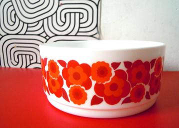 Bol à four Arcopal aux fleurs de Lotus rouges, Enlèvement ou Envoi, Maison et Meubles