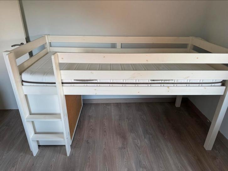 Hoogslaper voor kinderen met dressoir en boekenkast, Kinderen en Baby's, Kinderkamer | Stapelbedden en Hoogslapers, Zo goed als nieuw