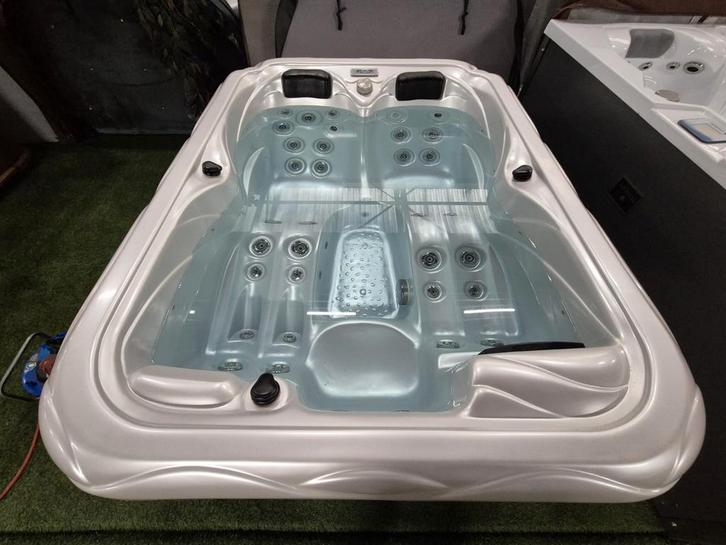 💦GIGANTISCHE DIKKE MASSAGE SPA 💦MERK WELLIS ‼️3 persoons, Tuin en Terras, Bubbelbaden en Hottubs, Gebruikt, Filter, Ophalen of Verzenden