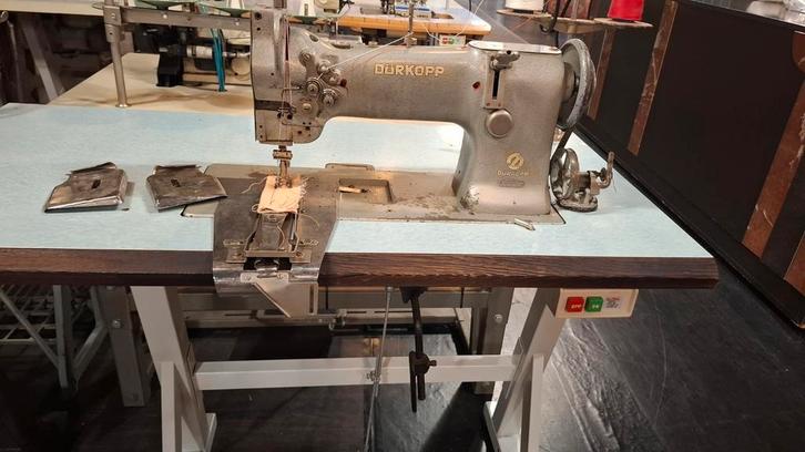 Machine à coudre triple transport à 2 coutures, Hobby & Loisirs créatifs, Machines à coudre & Accessoires, Utilisé, Machine à coudre