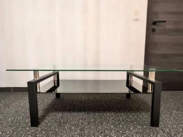 Zwarte glazen salontafel beschikbaar voor biedingen