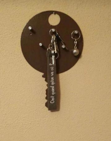 Porte clé mural en métal brun beschikbaar voor biedingen