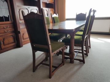 Antieke eiken eettafel met 6 stoelen beschikbaar voor biedingen