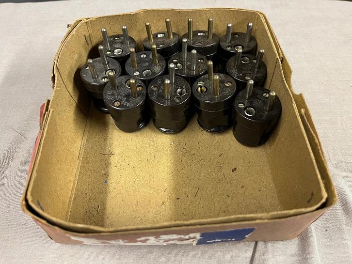 Oude bakelieten stekkers NIKO, Antiquités & Art, Curiosités & Brocante, Enlèvement ou Envoi