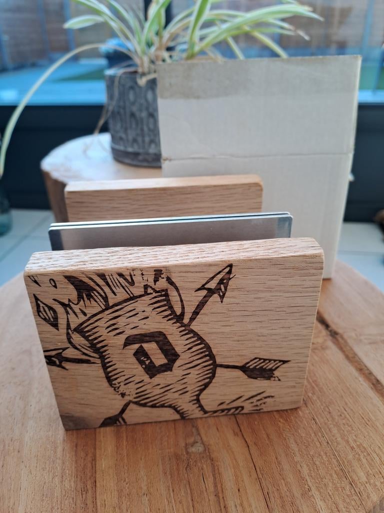 Bierkaartenhouder, Ophalen