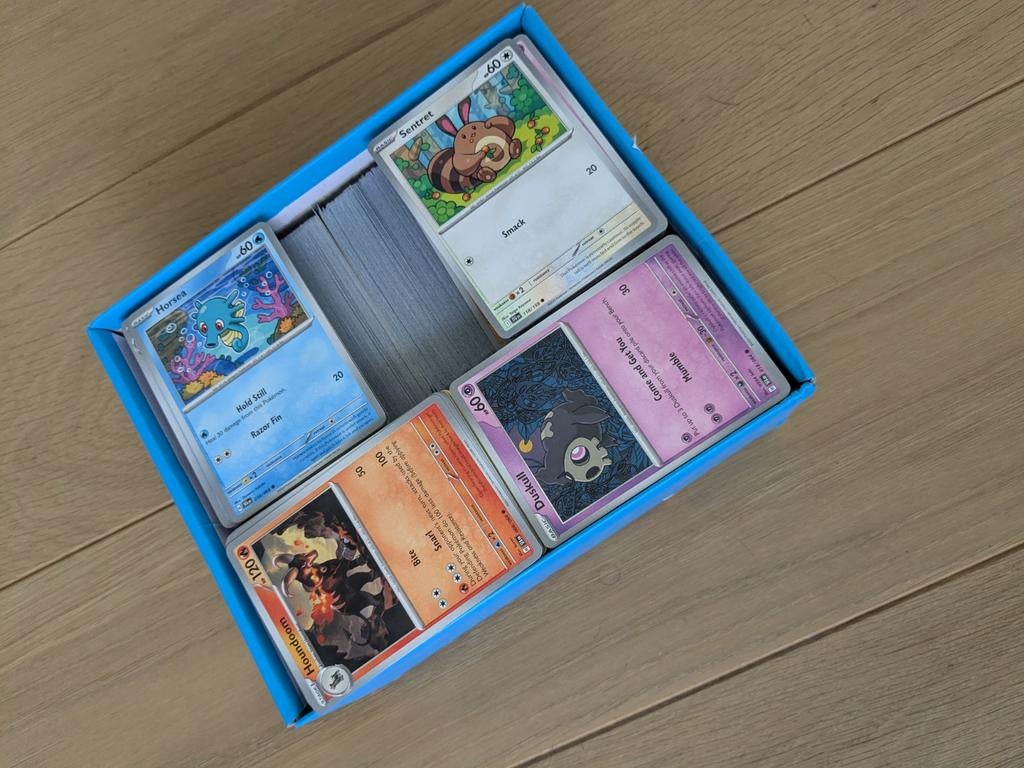 Volle doos Pokemon kaarten, Ophalen of Verzenden, Zo goed als nieuw, Meerdere kaarten