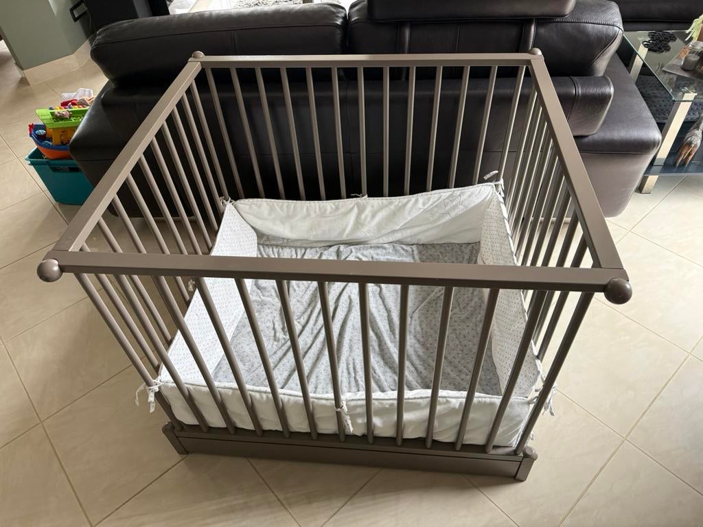 Babypark met omranding en verstelbare bodem, Ophalen, Zo goed als nieuw