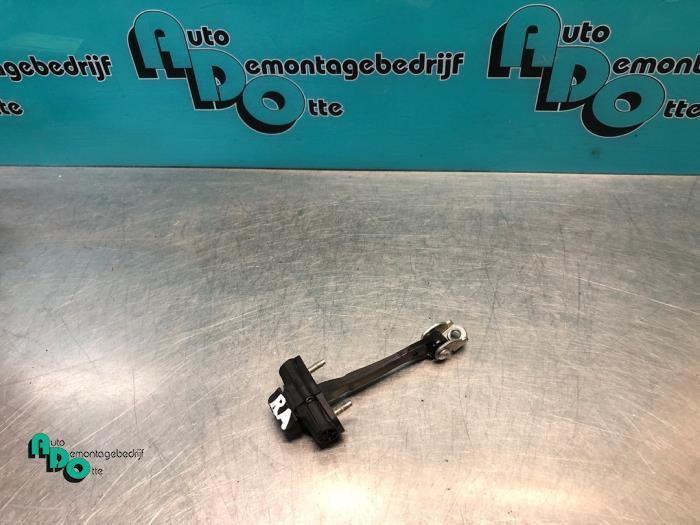 Butée 4portes arrière droite d'un Alfa Romeo Giulietta (Gi, Autos : Pièces & Accessoires, Carrosserie & Tôlerie, Alfa Romeo, Utilisé