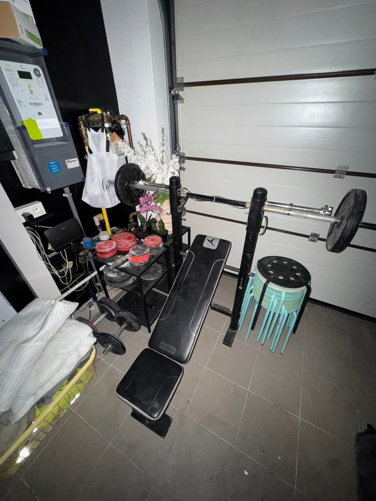 Bench press met nodige materiaal, Sports & Fitness, Équipement de fitness, Enlèvement, Comme neuf, Haltère
