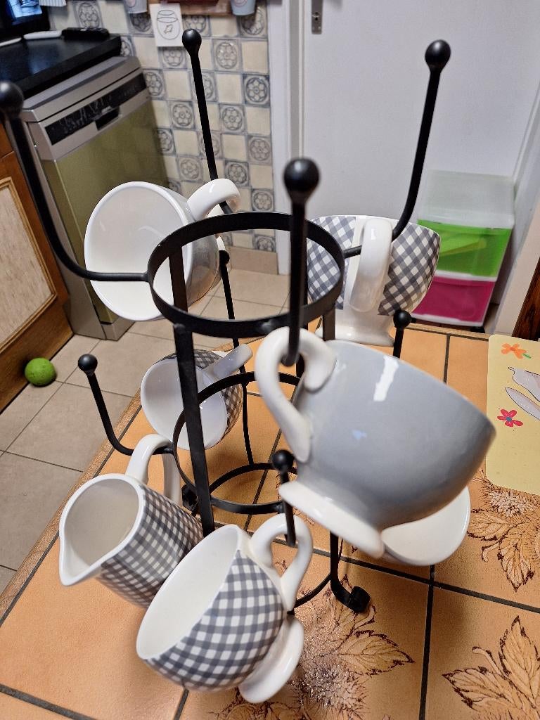 Staander met tassen en melkkannetje, Ophalen