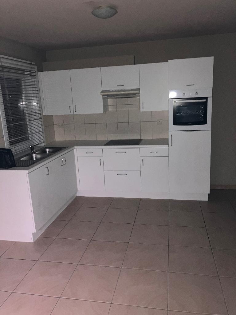 Keukenblok in goede staat met nieuwe kookplaat van bosch., Enlèvement, Blanc