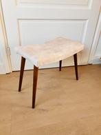 Mooi vintage voetenbankje. Opnieuw bekleed, Huis en Inrichting, Ophalen, Minder dan 50 cm, Vintage, Minder dan 50 cm