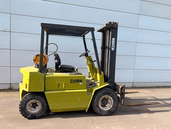 2 ton Clark heftruck in prima staat met side shift, Zakelijke goederen, Machines en Bouw | Heftrucks en Intern transport, Heftruck