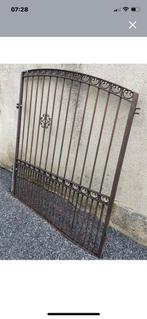 J Portail fer forgé et poteau.   1 battant légèrement plié, Enlèvement ou Envoi, Comme neuf