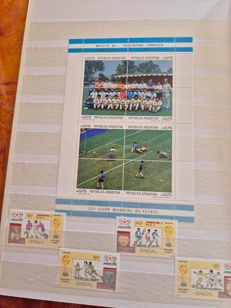 Album complet de timbres des coupes du monde de football, Timbres & Monnaies, Timbres | Albums complets & Collections, Enlèvement ou Envoi