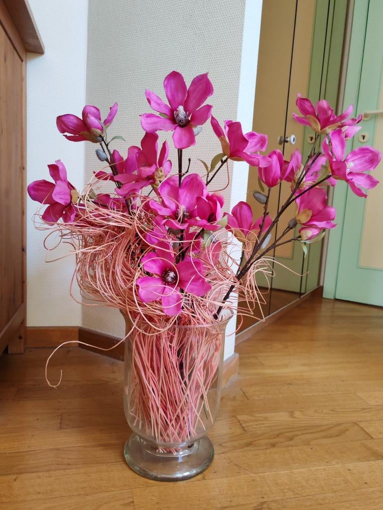 Vaas met kunstbloemen, Ophalen