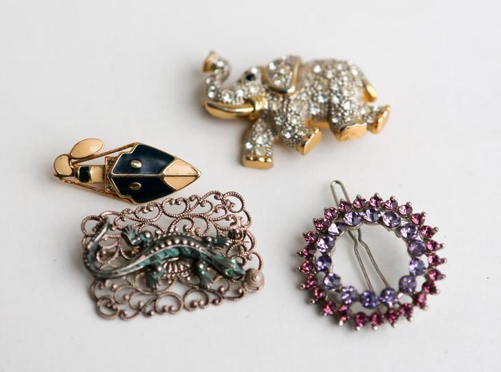 Lot de 4 jolies broches, Bijoux, Sacs & Beauté, Broches, Comme neuf, Autres couleurs, Enlèvement ou Envoi