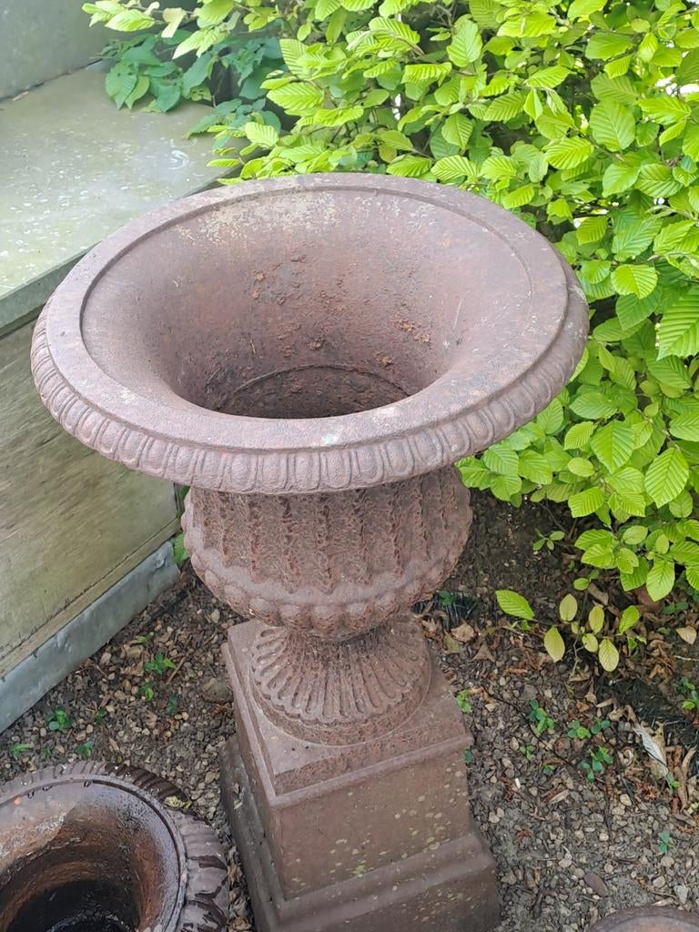 4 gietijzeren vazen voor buiten., Ophalen