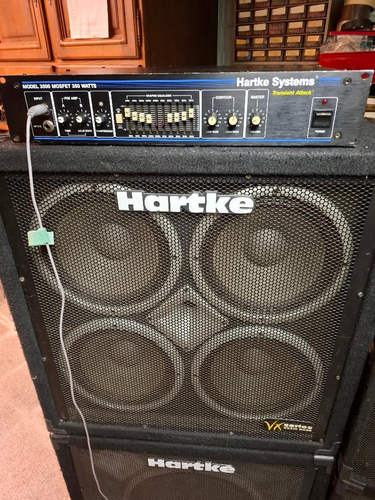 bas versterker hartke  met twee boxen, Enlèvement, Utilisé, Guitare basse, 100 watts ou plus