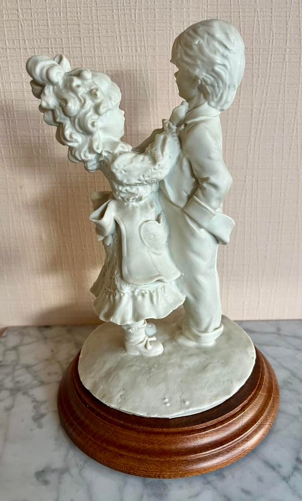 Vintage Belcari beeld koppeltje - 20,5 cm – houten voet, Enlèvement, Comme neuf