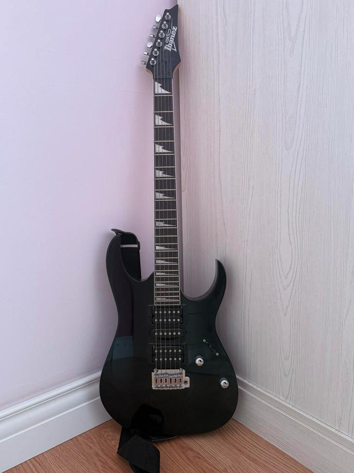 GUITARE ÉLECTRIQUE IBANEZ À PEINE UTILISÉE, Musique & Instruments, Instruments à corde | Guitares | Électriques, Comme neuf, Ibanez