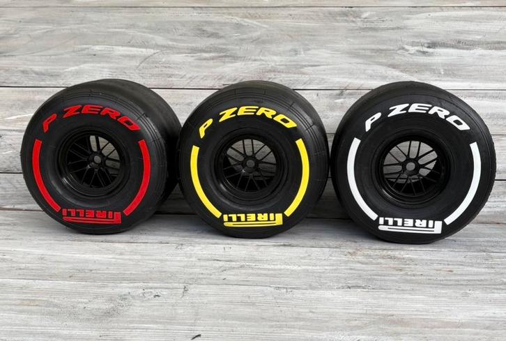 F1 Pirelli banden met velg zwart. Soft medium hard, Verzamelen, Automerken, Motoren en Formule 1, Nieuw, Formule 1, Ophalen of Verzenden