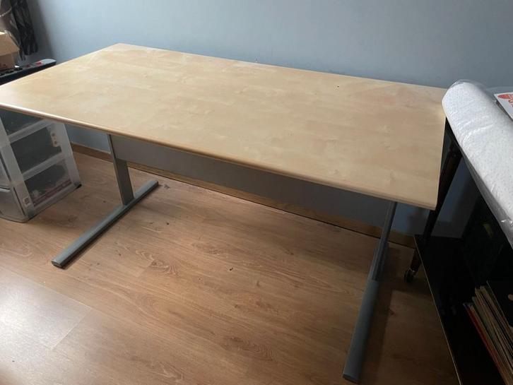 Bureau IKEA 138x72 – avec cache-câbles – bon état, Maison & Meubles, Bureaux, Comme neuf, IKEA, Moderne, Démontable, Goulotte de câbles