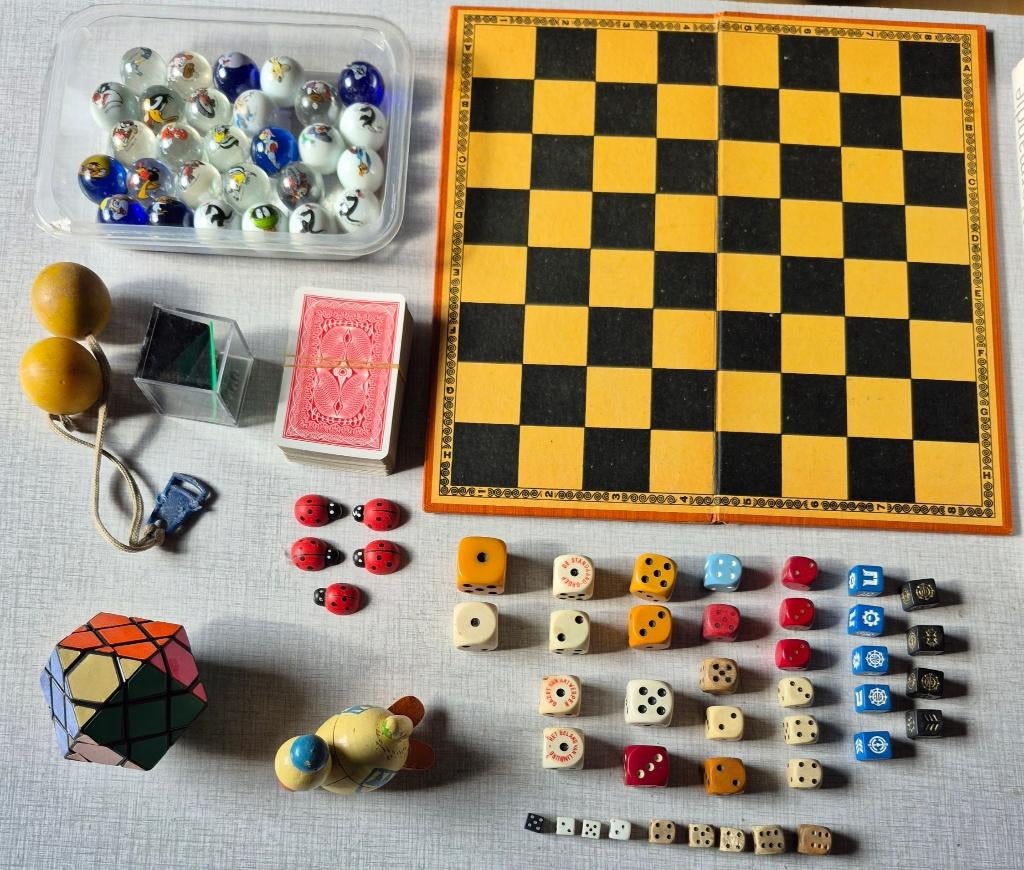 Lot de jeux divers  + collection de billes et dés, Ophalen of Verzenden, Gebruikt