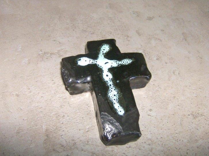 Keramisch modernistisch kruisbeeld van Piet Lemahieu - PLEM, Antiquités & Art, Antiquités | Céramique & Poterie, Enlèvement