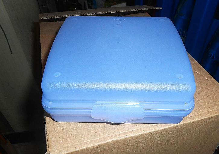 Tupperware: lila vierkante doos, Huis en Inrichting, Keuken | Tupperware, Nieuw, Bus of Trommel, Blauw, Ophalen of Verzenden