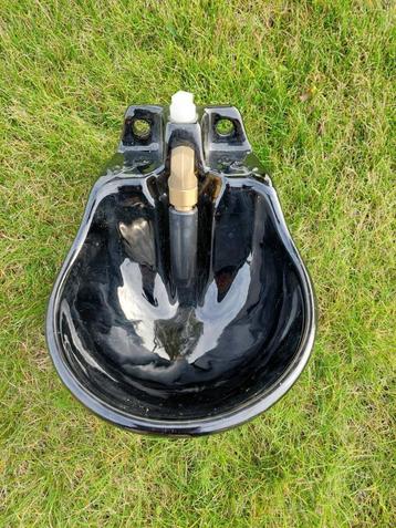 Drinkbak voor paarden of runderen. beschikbaar voor biedingen