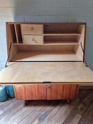 Vintage secretaire in nieuwstaat beschikbaar voor biedingen