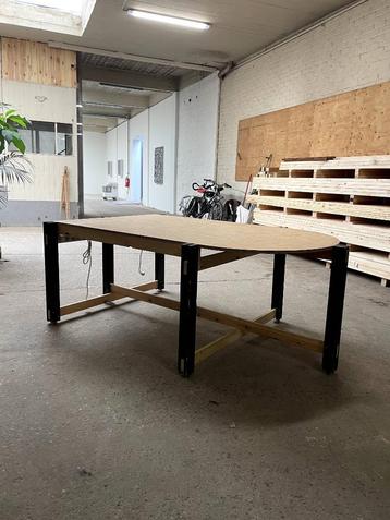 multiplex vergader en workshoptafel met boekenkast en bankje beschikbaar voor biedingen