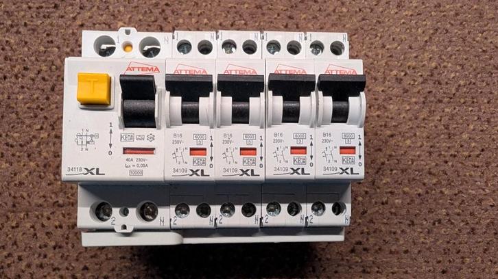 Set Attema aardlekschakelaar + installatieautomaten, Doe-het-zelf en Bouw, Elektriciteit en Kabels, Zo goed als nieuw, Overige typen
