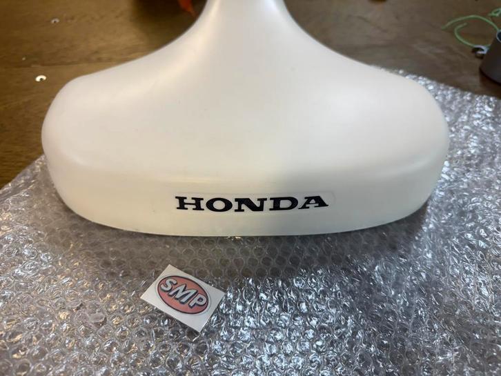 zadel wit honda camino reproductie smp, Fietsen en Brommers, Brommeronderdelen | Algemeen, Nieuw, Zadel, Ophalen of Verzenden