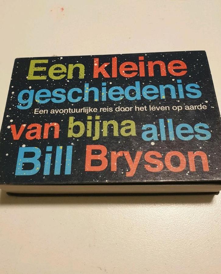 Bill Bryson - Een kleine geschiedenis van bijna alles, Boeken, Literatuur, Zo goed als nieuw, Ophalen of Verzenden