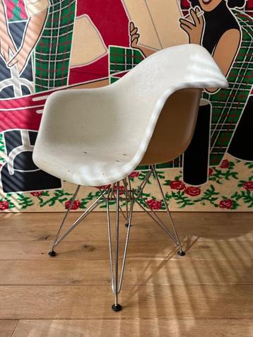 50S EAMES DAR CHAIR • HERMAN MILLER beschikbaar voor biedingen
