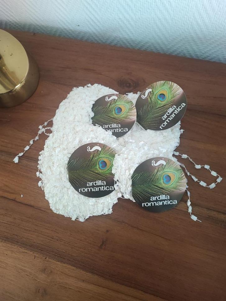 Ardilla romantica speciale witte breikatoen €2 voor het lot, Hobby en Vrije tijd, Breien en Haken, Zo goed als nieuw, Ophalen of Verzenden