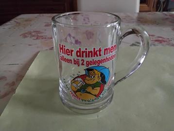 Mooi stevig Bierglas met tekening, tekst en handvat beschikbaar voor biedingen