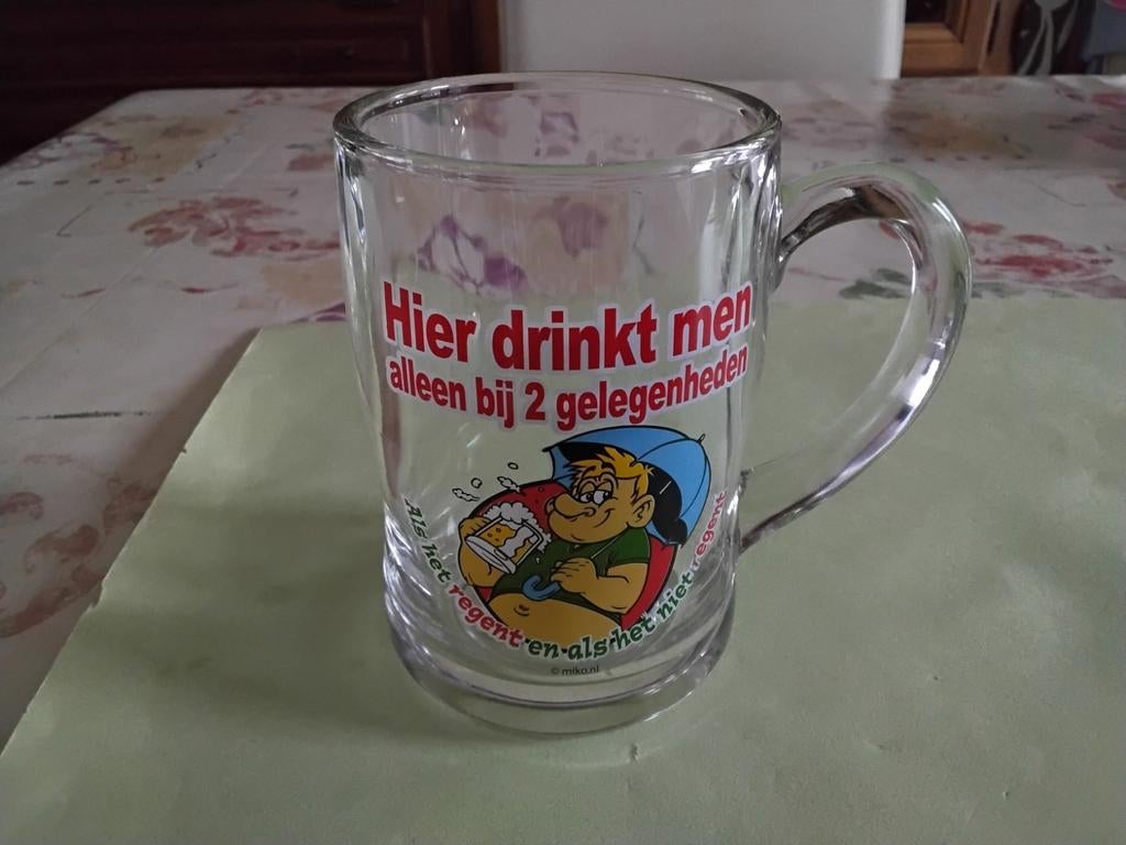 Mooi stevig Bierglas met tekening, tekst en handvat, Collections, Verres & Petits Verres, Neuf, Verre à bière, Enlèvement