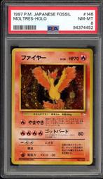 Moltres Holo PSA 8 - #146 - Japanese Fossil 1997, Hobby en Vrije tijd, Verzamelkaartspellen | Pokémon, Verzenden, Zo goed als nieuw