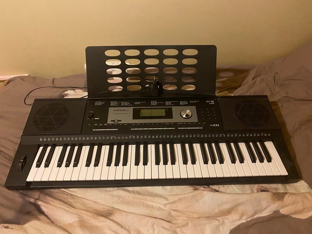 Keyboard met staander, Muziek en Instrumenten, Keyboards, Zo goed als nieuw, 61 toetsen, Medeli, Aanslaggevoelig, Met standaard