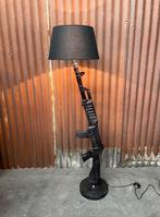 Lampe AK 47 en métal 150cm, Verzamelen, Nieuw, Reclamebord