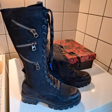 Laarzen-Veterboots Red 37 beschikbaar voor biedingen